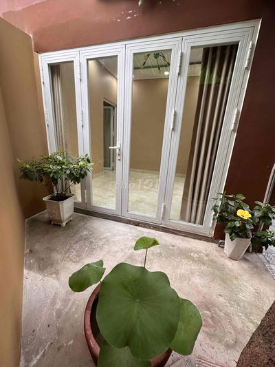 chính chủ cho thuê nhà sân rộng gần chợ Vườn Lài