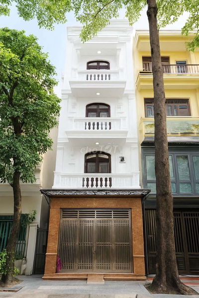 Mặt phố  Trung Hoà | 68m² – MT 5m – 5 tầng thang máy – 37.4 tỷ