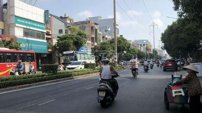 NHÀ ĐẸP 3 TẦNG -QUẬN 11 -LẠC LONG QUÂN -SÁT MẶT TIỀN -GẦN KDL ĐẦM SEN.