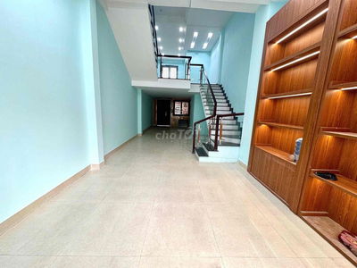NHÀ NGUYÊN CĂN NGAY TRUNG TÂM THÀNH PHỐ CÓ THỂ VỪA Ở VỪA LÀM VĂN PHONG