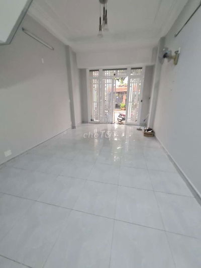 Nhà mặt tiền đường mới sơn vào ở liền, Dt4x2p, 2lau, 3pn,2wc,1st, 18tr