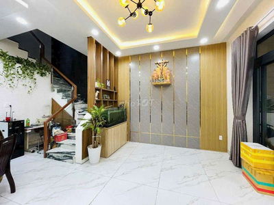 Nhà tuyệt đẹp 70m2 . Có 3 phòng ngủ . Sát mặt tiền dường Thống Nhất