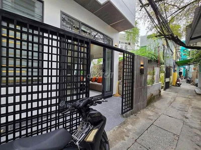 Nhà 2 tầng mới full nội thất, sau lưng siêu thị Go