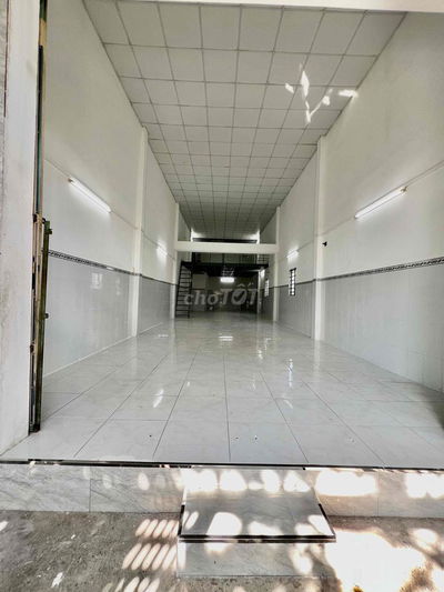 Nhà Trệt Trống Xuốt DT 5x25 Có Gác Lửng Hợp May Mặc Kho Chứa Hàng