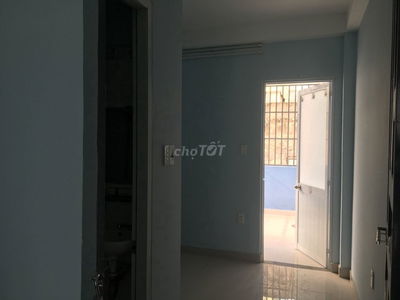 Phòng như hình ngay chợ Bà Chiểu có máy lạnh, bếp WC, sân thượng riêng