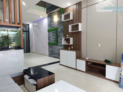Nhà 4 tầng, ngay biển Nguyễn Tất Thành, dt 105m2. 12,5 tỷ
