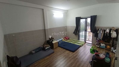 Phòng trọ có ban công, sát trường đại học văn lang