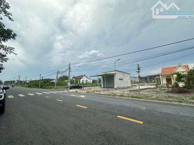 Bán gấp lô đất nằm mặt tiền đường nhựa 32m,nằm đối diện trung tâm thương mại gia570tr