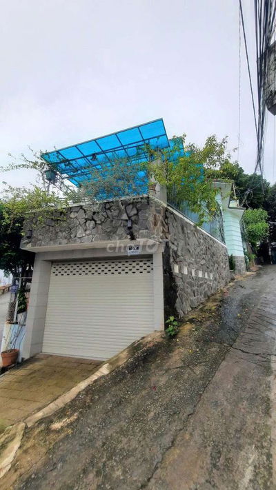 Nhà mặt tiền căn góc