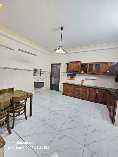 Nhà mặt tiền nhánh sân ôtô ,4pn sẵn 1 ít nội thất ,phù hợp ở, vp spa,