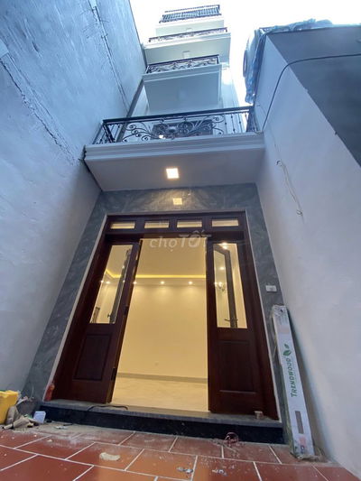 BÁN NHÀ THẠCH BÀN 45M 5 TẦNG SÂN CỔNG RIÊNG BIỆT- NGÕ THÔNG 6,5 TỶ