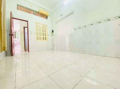 Phòng máy lạnh giá rẻ gần chợ căn cứ