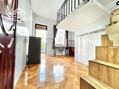 CĂN HỘ CÓ GÁC + BAN CONG CẦU THANG KẾT HỢP TỦ ĐỒ