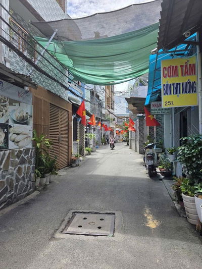 Bán gấp nhà 3 tầng,HXH thông sát bên bên CV Làng Hoa,GV:chỉ 4.85 tỷ