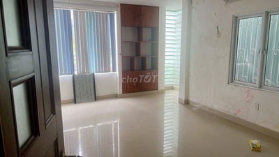 Bán nhà mặt tiền Hòa CƯờng bắc DT 110m2 ngang 5m2 có 4pn còn dùng được