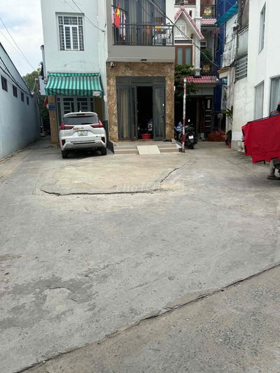 hh 1% . hẻm 6m 61/2 cách mạng . 1 lầu . 2pn . ban công 8m