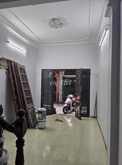 Cho thuê nhà ở Mễ Trì 4 tầng, 5 pn, full đh,nl, giường, tủ.