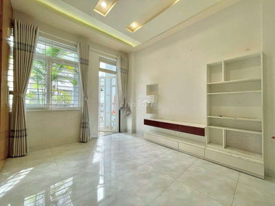 Thuê Studio Ban Công Riêng Ngay Bùi Đình Túy Gần Ngã Tư Hàng Xanh