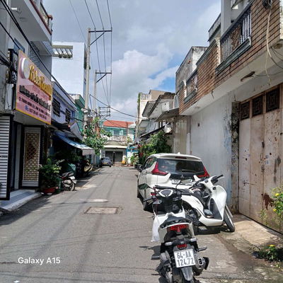 5 tỷ 950 thương lượng. Nhà mới 3 tầng, đường 6 mét thông, dt: 4 × 12