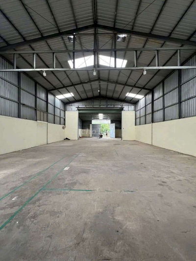 Xưởng thạnh xuân 52 Quận 12
Dt: 10x30m có gác 50m tải 10tấn Giá : 20tr