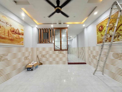 NHÀ NGÃ TƯ GA. TRỆT 2 LẦU BAN CÔNG. 4PN 3WC. SÂN XE HƠI