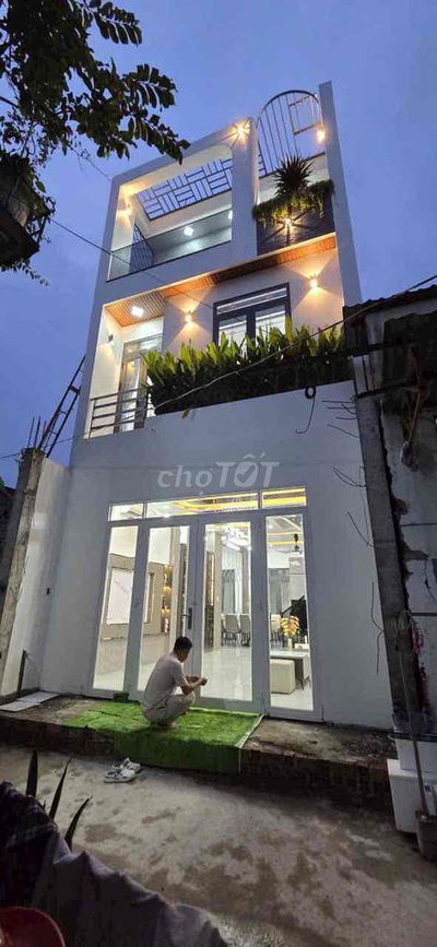 Nhà đẹp long lanh trệt 2 lầu sân thượng giá nhỉnh 5 toi