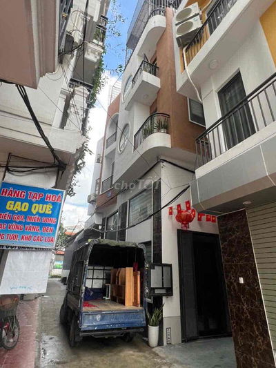 nhà lô góc ô tô đỗ cửa La Tinh Đông La