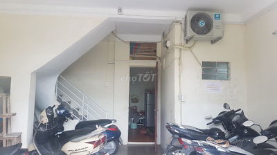Còn 2 phòng vệ sinh khép kín, không chung chủ, có nóng lạnh điều hòa