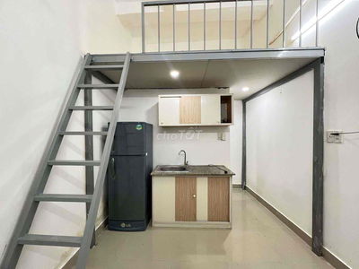 CHO THUÊ CĂN HỘ DẠNG DUPLEX NẰM NGAY UEH CƠ SỞ B CÓ CỬA SỔ TRONG PHÒNG