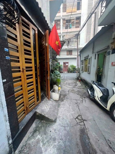 3PN, 3WC. Nhà 3 lầu hẻm Bà Hạt, P6, Q10. Giá 13 triệu/th. có máy lạnh