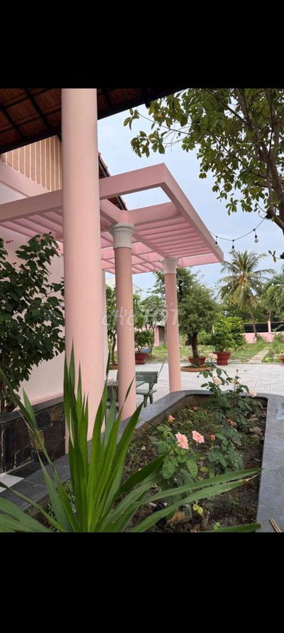 BIỆT THỰ SÂN VƯỜN,DT 30*60M,2PN,3WC,CÓ SÂN BÓNG,ĐƯỜNG NHỰA XE HƠI CHẠY