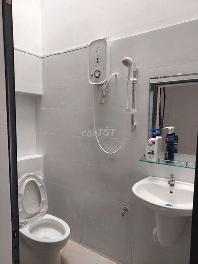 Nhà mới sửa xong.sạch sẽ.có nước nóng lạnh