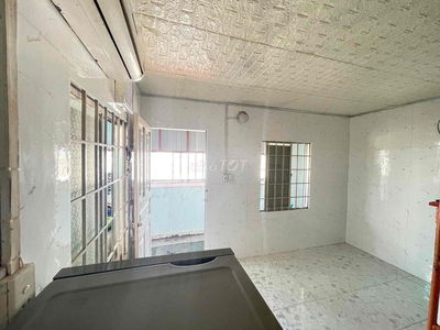 Phòng cửa sổ thoáng ban công ngay Quang Trung