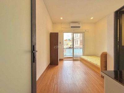 CHO THUÊ STUDIO BAN CÔNG NẰM SÁT BÊN QUẬN 1