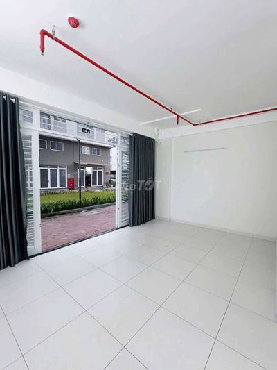 CHO THUÊ SHOPHOUSE  64mv 7tr. 1pn.1pk.bếp.2 wc. View công viên ml.mnn.
