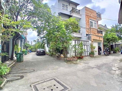 Nhà 2 tầng vị trí siêu đẹp, xe hơi ngủ trong nhà, gần Phạm Văn Đồng.