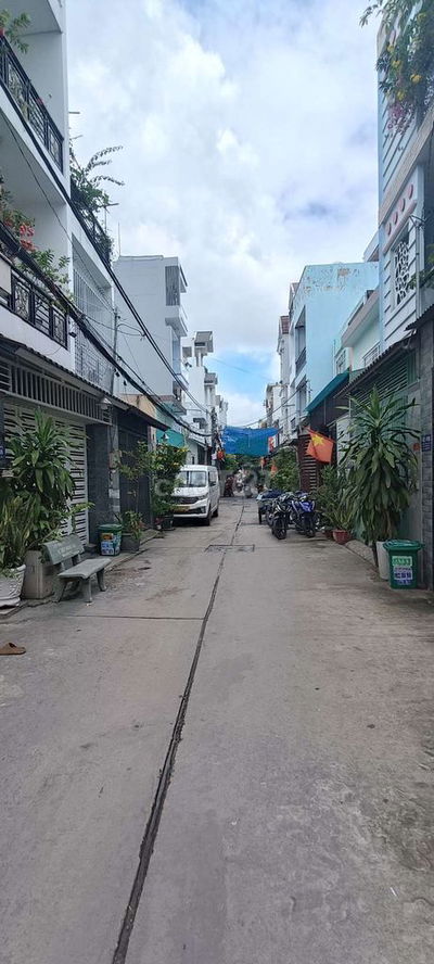Bán gấp nhà 3 tầng, Bình Thành - Hẻm xe tải, giá sốc chỉ nhỉnh 5 tỷ .