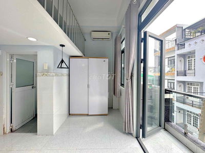 Phòng ban công thoáng đẹp, đối diện Emart