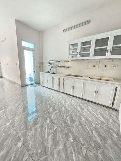 Nhà mặt tiền đường lớn ,thuân tiện kinh doanh buôn bán 3pn 4wc Giá TL