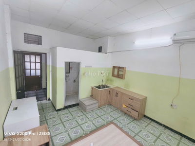 Phòng trọ nội thất cơ bản, máy lạnh, tủ lạnh