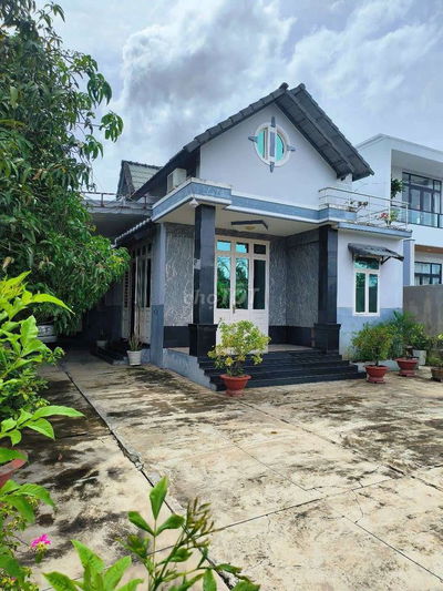 CẦN BÁN GẤP - NHÀ BIỆT THỰ SÂN VƯỜN trung tâm TP TÂY NINH