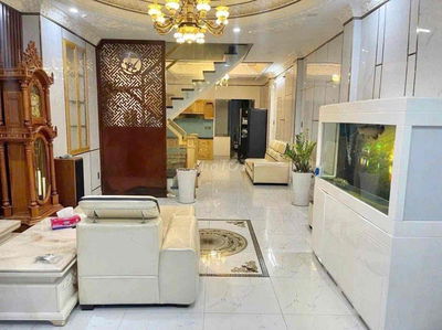 Mặt Tiền Lý Phục Man