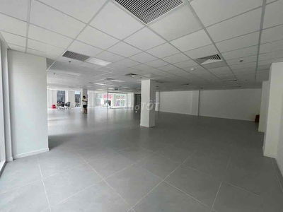 cho thuê mb tầng trệt rộng 300m2