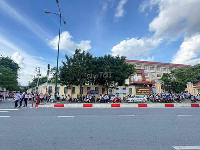 NHÀ NGAY LÊ VĂN VIỆT- TRƯỜNG TRẦN QUỐC TOẢN