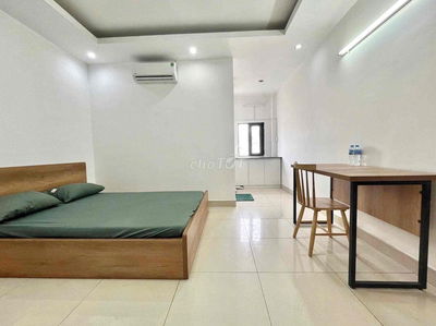 Phòng studio siêu rộng 35m2 của sổ trời thoáng mát full nội thất