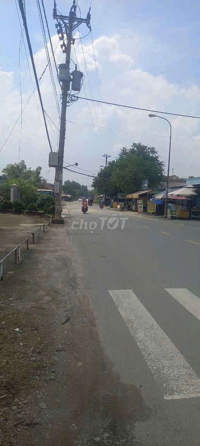 Ban dat mat tien đuong xe tai lon sat duong nhua phuong an thanh.Ta.Bd