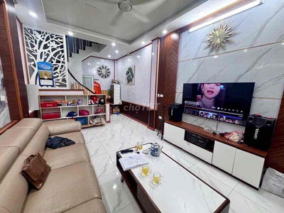 Bán nhà Ngã Tư Sở- Nhà đẹp ở ngay- Sát hồ- gần ô tô- ngõ rộng- 30m2