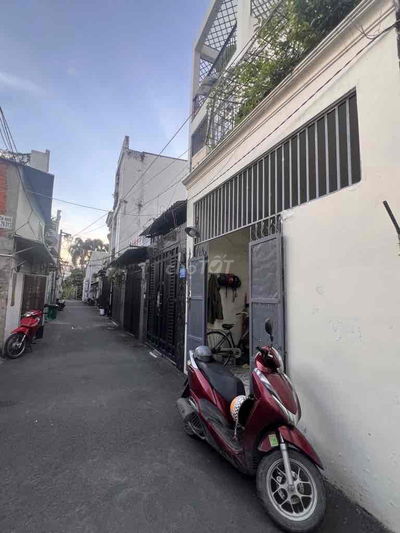 NHÀ 2 TẦNG - 2 MẶT HẺM NHỰA 1 TRỤC RA MT - KỀ EMART2 - GẦN NHÀ GA T3 -