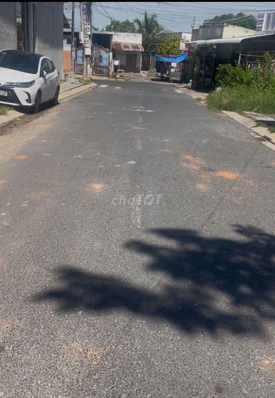 Bán đất tặng nhà cấp 4