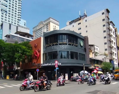 Cho thuê nhà góc 2MT Đông Du, Quận 1. DT: 10x25m